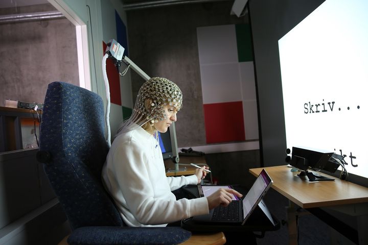 Forskerne ved NTNU undersøkte studenter som skrev på et nettbrett, både med en digital penn og med digitalt tastatur. Å skrive for hånd førte til at studentene lærte bedre.