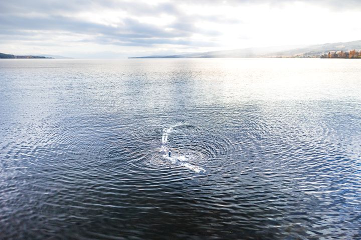 Bildet viser Slangerooboten Eely på vei ned i Mjøsa.