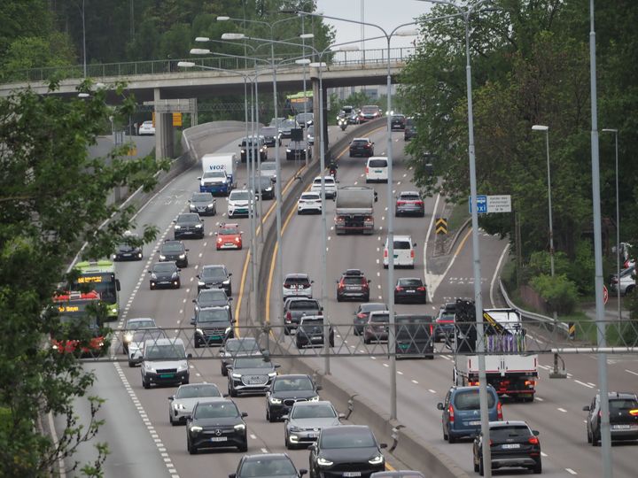Onsdag 14. juni klokken 12 skal nødvarsel på mobil testes ut mot publikum over hele Norge. Da vil alle nyere mobiler som ikke er slått av eller står i flymodus begynne å vibrere, ule og få en tekstmelding om varslingsprøven. (Foto: If)