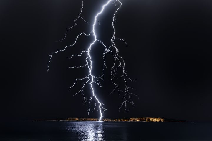 Med enkle midler er det mulig å unngå skader fra lyn. Å dra ut støpselet fra kontakten er kanskje det letteste. (Foto: Pexels/CC)