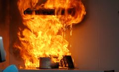 Et branntilløp på komfyren kan fort smitte over til kjøkkenvifta og luftekanalen. Er disse fulle av fettrester, kan brannen spre seg raskt og voldsomt til andre deler av boligen. (Foto: If)