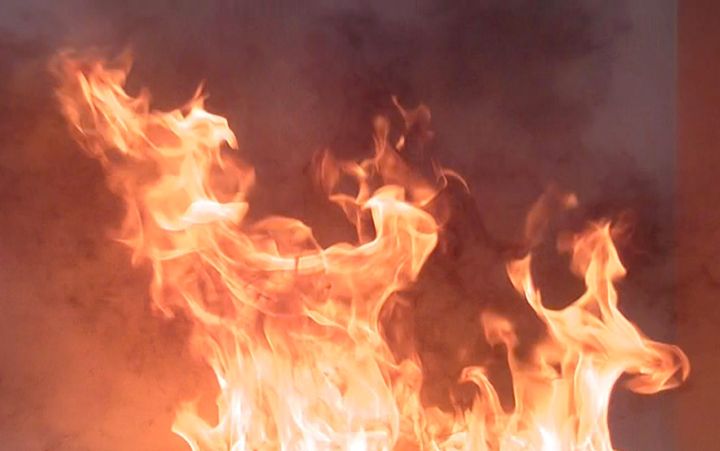 I jule- og nyttårshelgen er det mange branner. Tørrkoking på komfyren, brannsmitte fra levende lys og feil i elektrisk julepynt er noen av årsakene. (Foto: If)