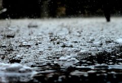 Når store nedbørsmengder rammer tettsteder og byer blir det gjerne mye overvann, opplyser forsikringsselskapet If. Styrtregn er mer utfordrende disse stedene enn i mer landlige omgivelser, for vannet samler seg i gater og veier uten å kunne trenge ned i grunnen. (Foto: Pixabay/Pexels/CC)