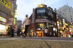 Nordmenn elsker å reise, både nært og fjernt. If Europeiske Reiseforsikring behandler skader fra hele verden. Her fra det populære handlestrøket Shinjuku i Tokyo. (Foto: If)