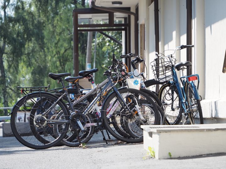 Vaierlås gir dårlig beskyttelse mot sykkeltyvene. Med rett redskap klipper de over selv tykke vaierlåser på et par sekunder, opplyser forsikringsselskapet If. Velg bøylelås i stedet, den volder tyvene mye mer bry, er rådet fra If. (Foto: If)