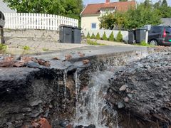 Store mer regn som har ødelagt en vei