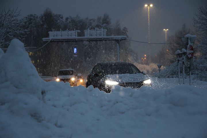 Kjøretøyforskriften slår fast at sjåføren har ansvaret for at bilen er riktig skodd for vær og føreforhold. (Foto: If)