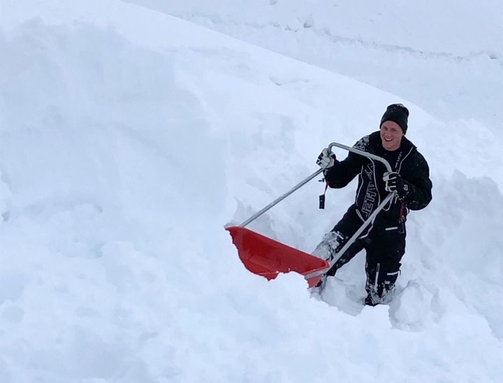 Dersom det legger seg mye snø på taket, kan snøtyngden skape press og spenninger i bygningskonstruksjonen. Det er derfor viktig å ha et aktivt forhold til måking av hus- og hyttetak, understreker If. (Foto: If)