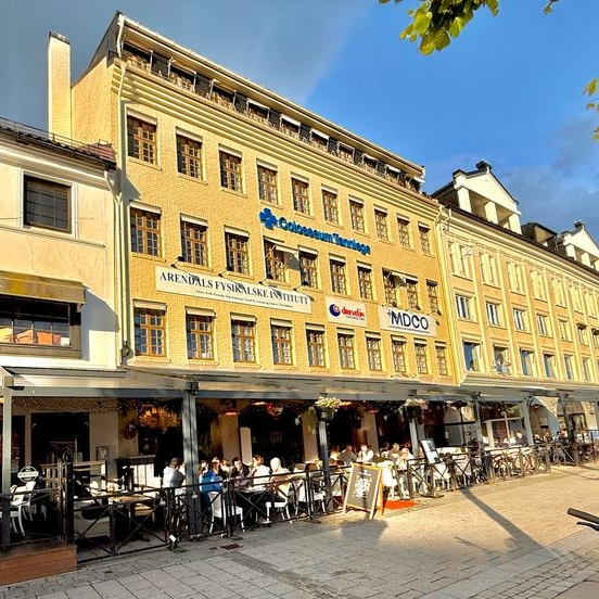 Eksteriørbilde av Castelle Bar & Restaurant, i sol og blå himmel