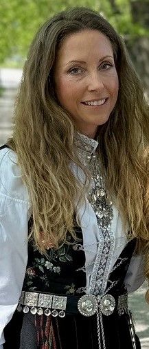 Benedicte Veum er skadesjef for eiendom i forsikringsselskapet If. Her i sognebunad, sydd og laget i Sogndal. (Foto: If)
