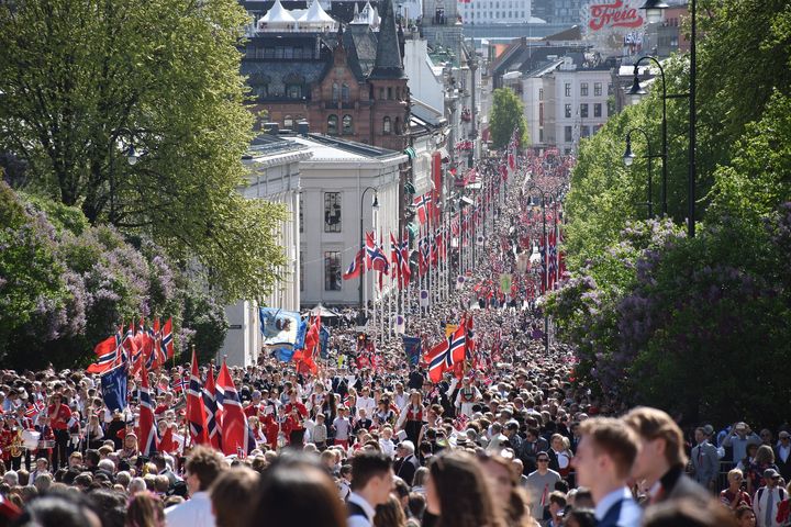 Bunadsforsikring kan være det riktige for enkelte, men ikke for alle. Det kommer helt an på hvordan du selv vurderer risikoen for slikt som søling og rifter – og om du reiser mye med bunaden, ifølge If. Full bunadsdekning kan også ligge i en utvidet innboforsikring. (Foto: Pixabay/CC)