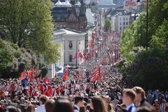 Bunadsforsikring kan være det riktige for enkelte, men ikke for alle. Det kommer helt an på hvordan du selv vurderer risikoen for slikt som søling og rifter – og om du reiser mye med bunaden, ifølge If. Full bunadsdekning kan også ligge i en utvidet innboforsikring. (Foto: Pixabay/CC)