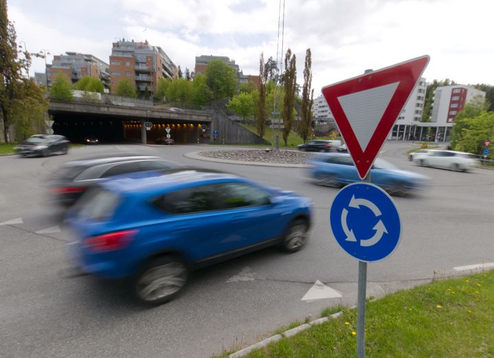 Bruk av blinklys til venstre før rundkjøring vekker debatt, fastslår If. (Foto: If)