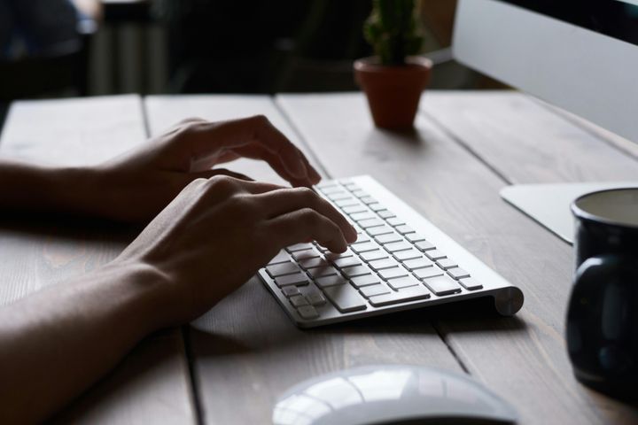 Mange i privat sektor i Norge jobber hjemmefra, selv om de er syke. Det viser nye tall i Nordisk Helserapport 2025 fra forsikringsselskapet If. (Foto: Pexels/CC)
