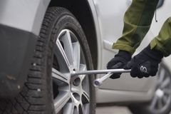 I enkelte tilfeller kan vibrasjoner få hjulmuttere eller -bolter til å løsne etter hjulskift. Derfor er det viktig å etterstramme etter å ha kjørt noen mil. (Foto: If)