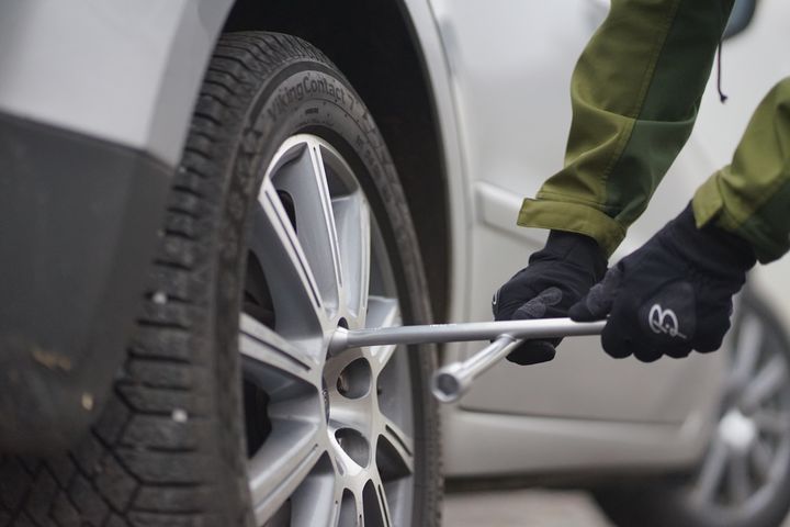 I enkelte tilfeller kan vibrasjoner få hjulmuttere eller -bolter til å løsne etter hjulskift. Derfor er det viktig å etterstramme etter å ha kjørt noen mil. (Foto: If)