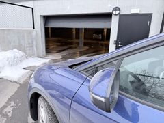 Utålmodige sjåfører som ikke venter på at garasjedører og -porter åpner seg fullstendig får som regel skader på panser, frontrute og biltak. Er det glasstak på bilen, er reparasjonen ofte svært kostbar, ifølge forsikringsselskapet If. (Foto: If)