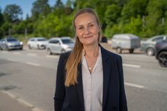 portrettbilde kvinne med en motorvei i bakgrunn.