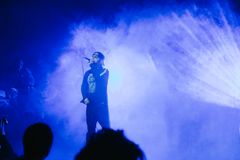 SPKRBOX er en dynamisk scenekunstorganisasjon som gir hiphop og teater en viktig plass i Oslos kulturliv. Med en tydelig stemme for kulturell klassekamp og et brennende engasjement for å løfte frem nye historier og stemmer, har de gjennom ti år bidratt til å bryte barrierer mellom gatekulturen og de etablerte teatrene. Med et tilskudd fra Kulturrom på 725 000 kroner til nytt lyd- og lysutstyr kan SPKRBOX løfte produksjonskvaliteten i egne lokaler.