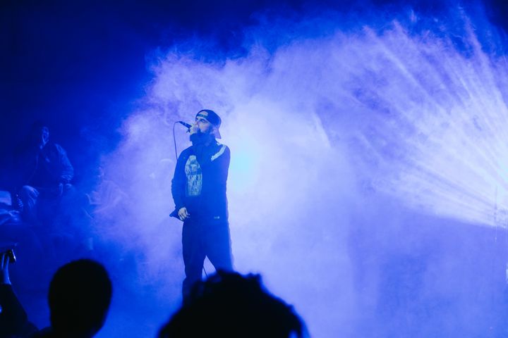 SPKRBOX er en dynamisk scenekunstorganisasjon som gir hiphop og teater en viktig plass i Oslos kulturliv. Med en tydelig stemme for kulturell klassekamp og et brennende engasjement for å løfte frem nye historier og stemmer, har de gjennom ti år bidratt til å bryte barrierer mellom gatekulturen og de etablerte teatrene. Med et tilskudd fra Kulturrom på 725 000 kroner til nytt lyd- og lysutstyr kan SPKRBOX løfte produksjonskvaliteten i egne lokaler.
