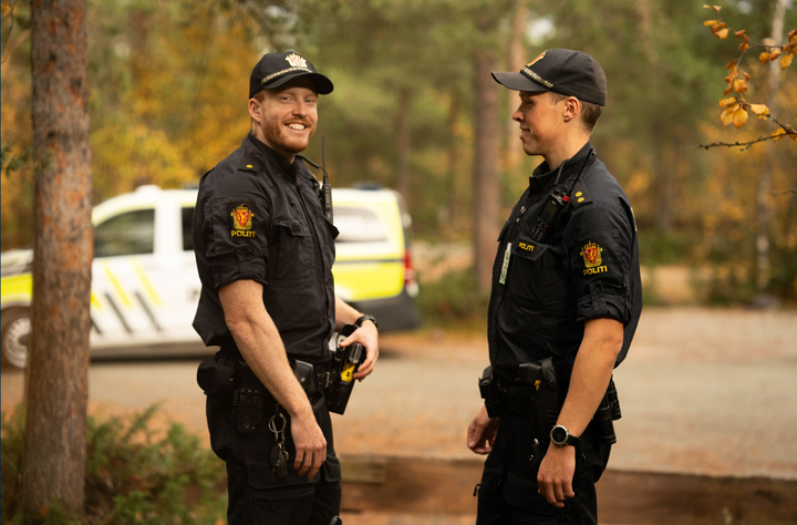 UT I JOBB: Nyutdannet politi har nå langt bedre jobbutsikter, og stadig flere får også fast jobb raskere.