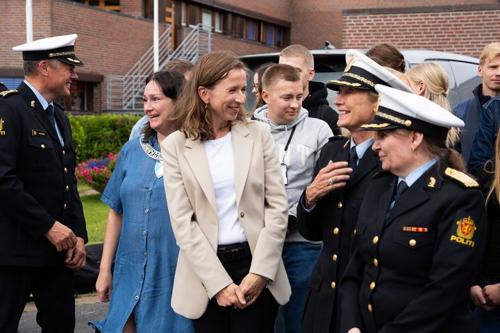 Justisminister Astri Aas-Hansen med rektor Nina Skarpenes, politimester Ellen Katrine Hætta og ordfører i Alta Monica Nielsen under åpningen av utdanningen i Alta august 2025.