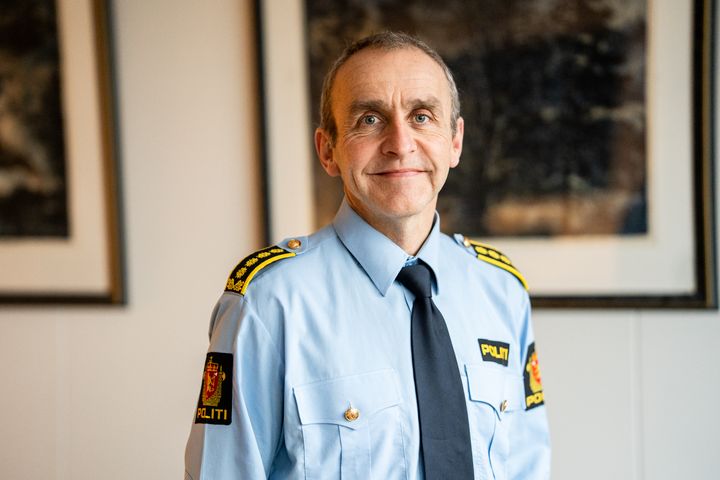 Mann i politiuniform