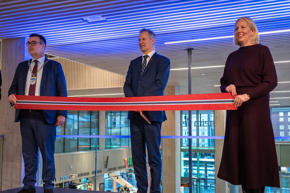 Offisiell åpning av Nye Trondheim S: Samferdselsministeren åpnet Norges mest moderne kollektivknutepunkt
