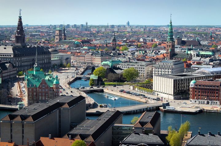 Flyfoto av sentrale København og Børsen med det ikonsike spiret.