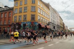 Løpere gjennom Københavns gater under København Marathon.