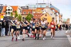 Løpere gjennom Københavns gater under København Marathon