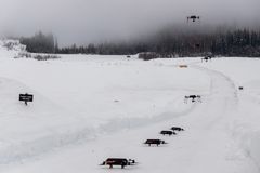 Dronesverm tar av. Vinter. Utendørs. Snø. Tåke. Skog.