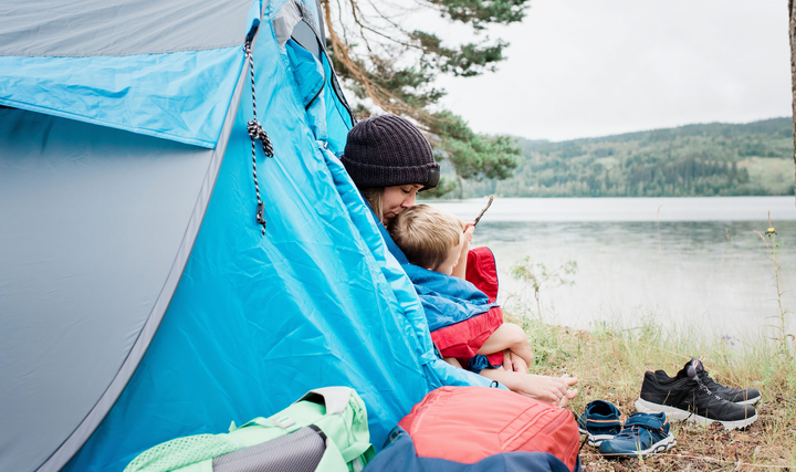 En fersk undersøkelse fra UNICEF Norge viser at nesten halvparten av barnefamiliene i Nord-Norge tror strammere økonomi vil påvirke sommeren negativt. (Foto: UNICEF)
