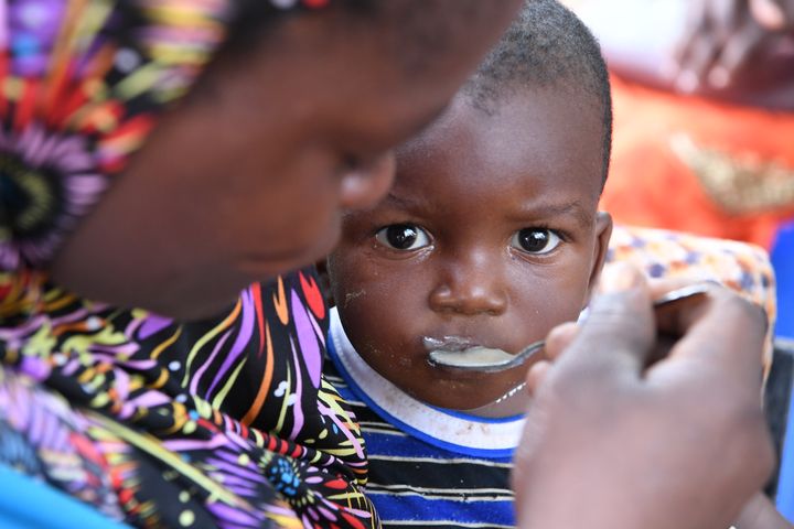 Mor og barn på et senter for underernærte barn i landsbyen Ngolo i Burkina Faso. Landet har greid å halvere andelen barn som lever i alvorlig matfattigdom fra 67 prosent i 2010 til 32 prosent i 2021.