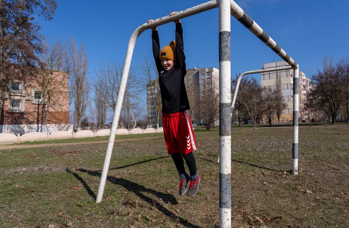 Adrii (10) ble født i byen Kherson i sør-Ukraina da krigen begynte der, og har aldri opplevd annet enn krig, tap og frykt. - Hadde det ikke vært for krigen ville jeg ha trent til å bli profesjonel fotballspiller, sier han.