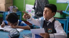 Gutt på skolebenken i Peru.