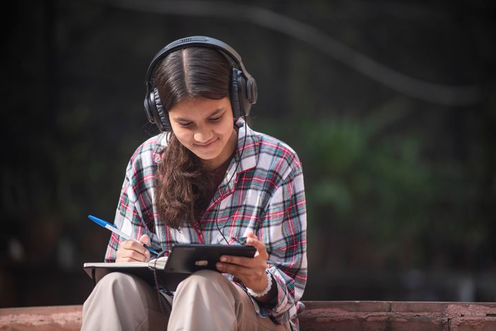 Ny rapport fra UNICEF Norge og Tieto viser at KI brukes mye i skolen og på fritiden, med de unge savner klare og enhetlige regler og god opplæring på skolen.