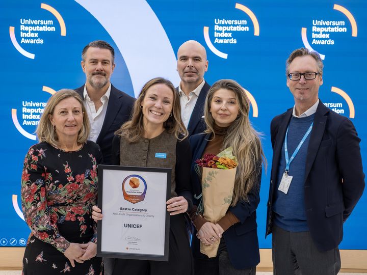 UNICEF er kåret til vinner av Omdømmeprisen innen bistand 2025 av Universum Reputation Index (URI). Her med en stolt ledergruppe i UNICEF Norge, fra venstre direktør for barns rettigheter, Elin Saga Kjørholt, markeds- og kommunikasjonsdirektør Henrik Haakestad Lervold, generalsekretær Maria Greenberg Bergheim (med diplom), økonomidirektør Stian Burvald, utviklingsdirektør Monika Ketner og direktør for innsamling og partnerskap, Ole HermanKjernsby.