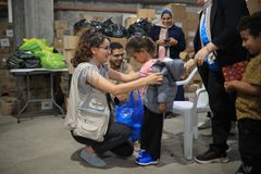 UNICEF deler ut tepper, telt, presenninger og varme vinterklær til barna på Gaza. UNICEF/UNI1020193/Skills