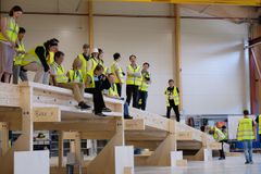 Da World Conference on Timber Engineering (WCTE) ble arrangert i Norge i juni, besøkte deltakerne fabrikken til Moelven Limtre, der de blant annet fikk se den spesielle brua. Foto: Moelven