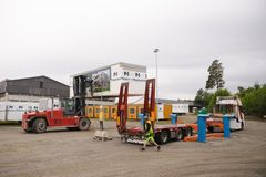 En av til sammen åtte Ukraina-moduler lastes på lastebil.