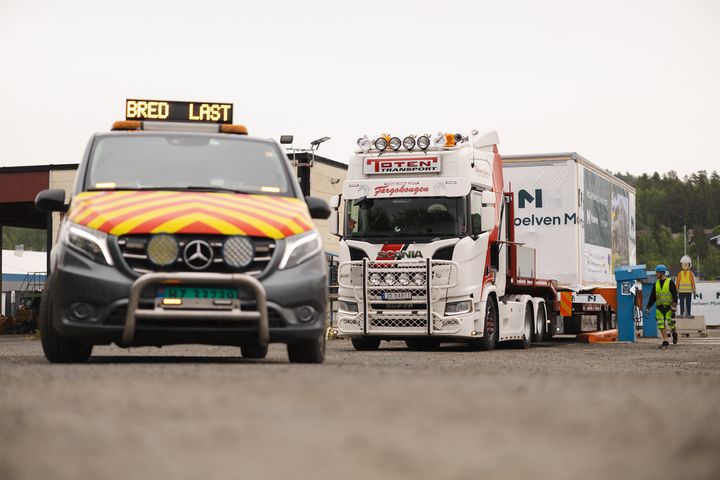 En av til sammen åtte Ukraina-moduler som er lastet på lastebil.