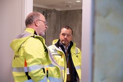 Salgs- og markedsdirektør Jørn Eirik Erlund i Moelven Byggmodul AS inne i en av Ukraina-modulene i fabrikken på Moelv.