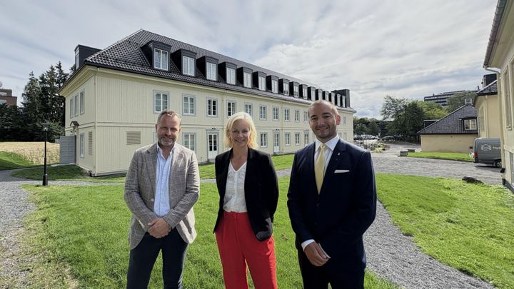 Fra venstre: Salgs- og markedsdirektør Jørn Eirik Erlund i Moelven Byggmodul, Forsknings- og høyere utdanningsminister Sigrun Aasland, Christian Lindvall Dahlgren, styreleder ved Stiftelsen Blindern Studenterhjem.