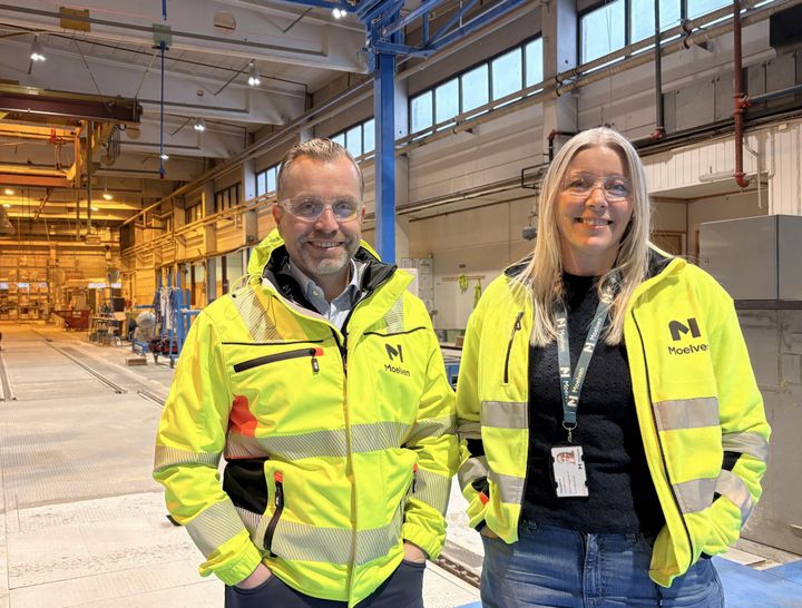 Lene Vedal Moore, konstituert adm. dir. og Jørn Eirik Erlund, salgs- og markedsdirektør i Moelven Byggmodul AS, er glade for å kunne hente tilbake alle de permitterte medarbeiderne. Foto: Moelven