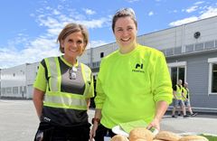 Teamleder Hege Sagstuen Larsen (t.v.) og prosjektutvikler/salgsingeniør Jenny Hoff Halvorsen får mange nye kolleger nå i høst. Foto: Moelven