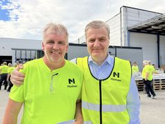 Fabrikksjef Knut Brukstuen (t.v.) og administrerende direktør Trond Skjellerud ved Moelven Byggmodul på Moelv. Foto: Moelven