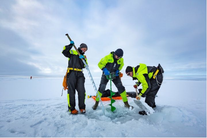 Utbredelsen og tykkelsen av arktisk havis minker. For å forstå prosesser som foregår i havet under isen lager forskerne et hull og plasserer forskningsutstyr i og under havisen. Bilde: Christian Morel, prosjekt “Arven etter Nansen”