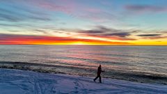 En skiløper går skitur på Tromøya i Arendal 14. januar i soloppgangen.