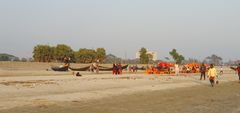 Bildet viser aktivitet på stranden ved Kuakata i Bangladesh